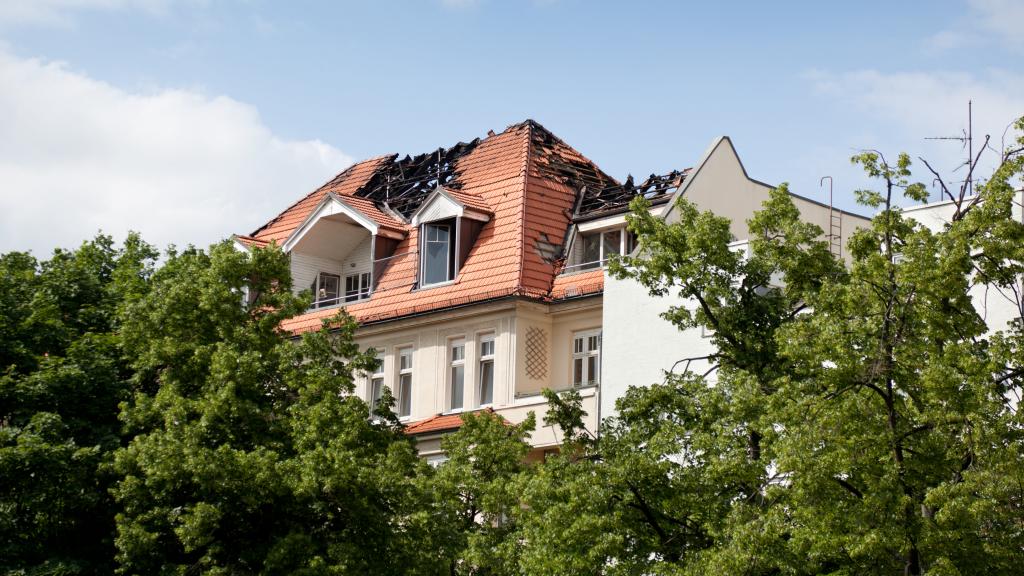 Haus mit ausgebranntem Dachstuhl