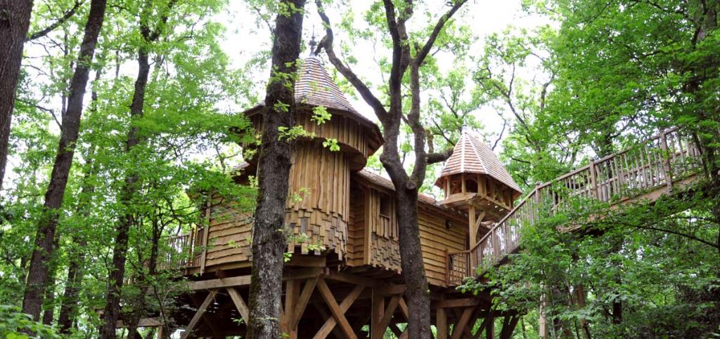 Baumhaus aus Holz mit Türmchen.