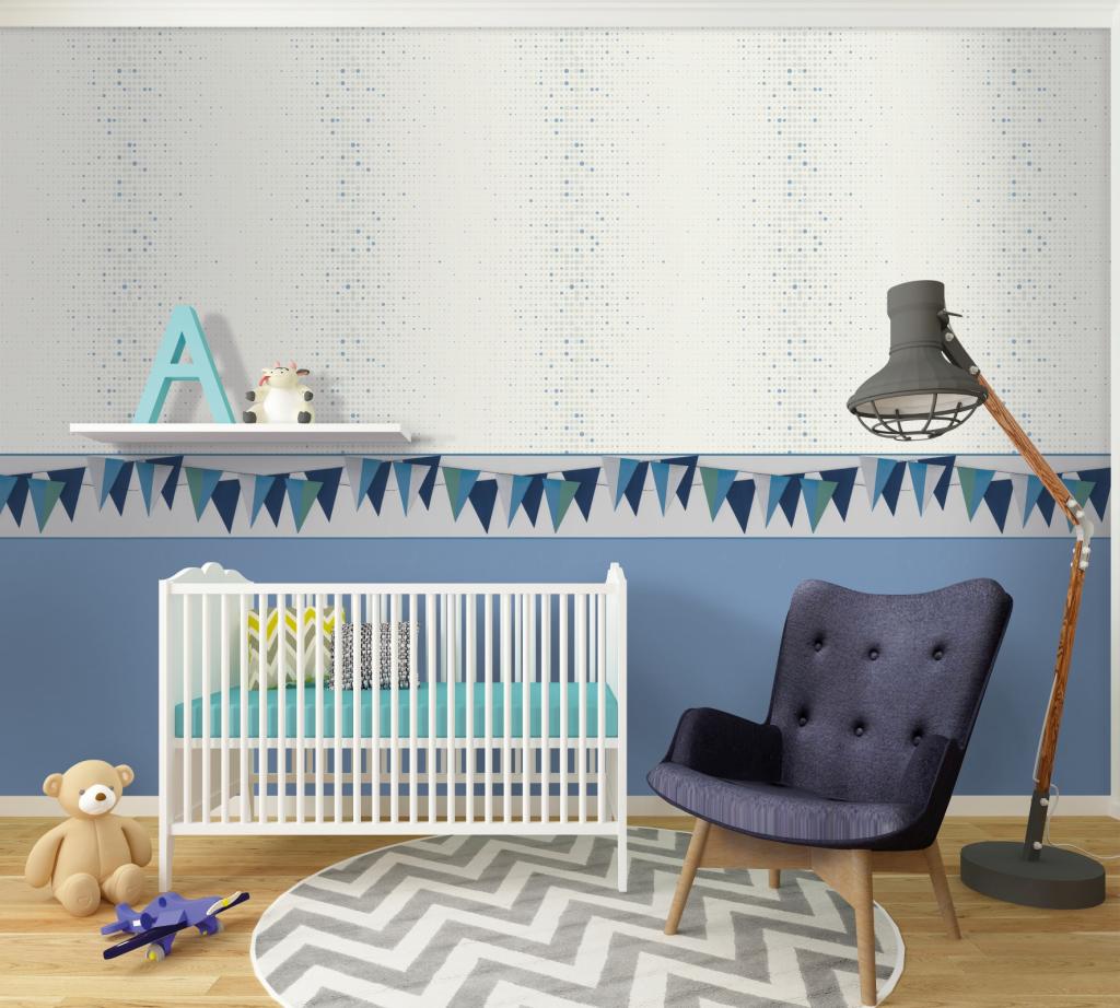 Babyzimmer mit Gitterbett, Sessel und Stehleuchte vor Wimplebordüre an der Wand.