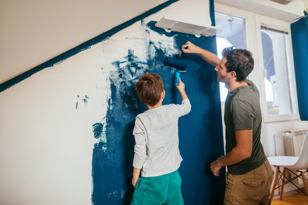 Vater und Sohn streichen eine Wand