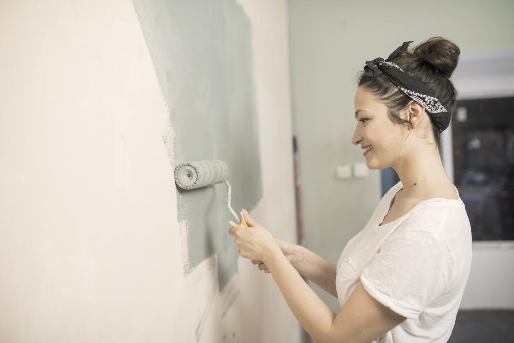 weisse abfaerbende Wand überstreichen