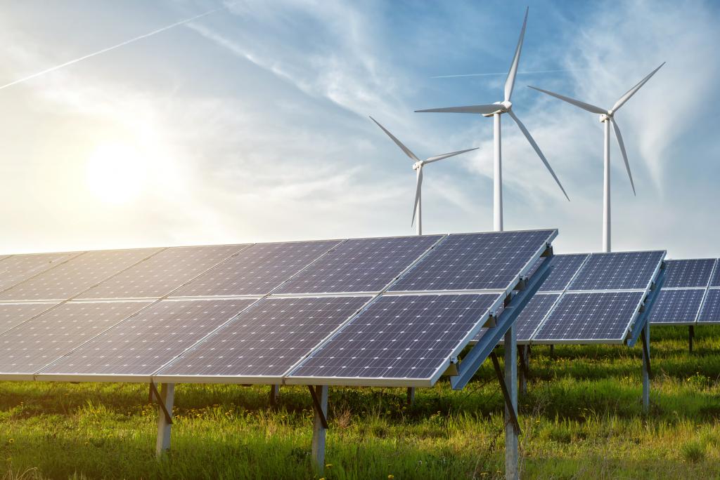 Sonnenkollektoren und Windräder erzeugen Ökostrom