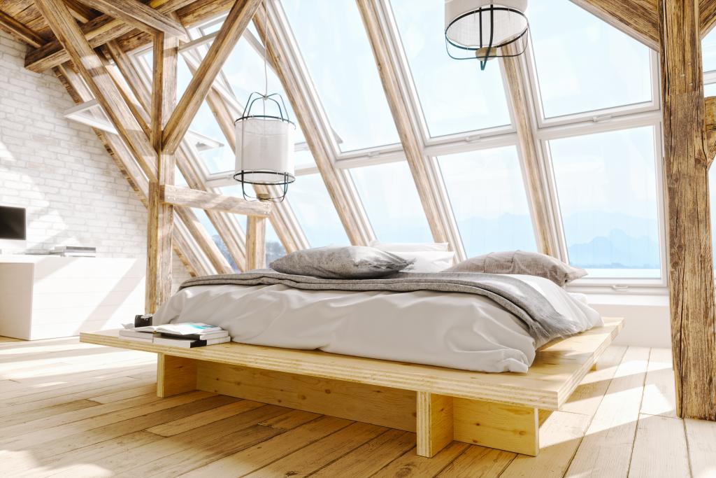 Bett in einem Loft mit Holzdecke