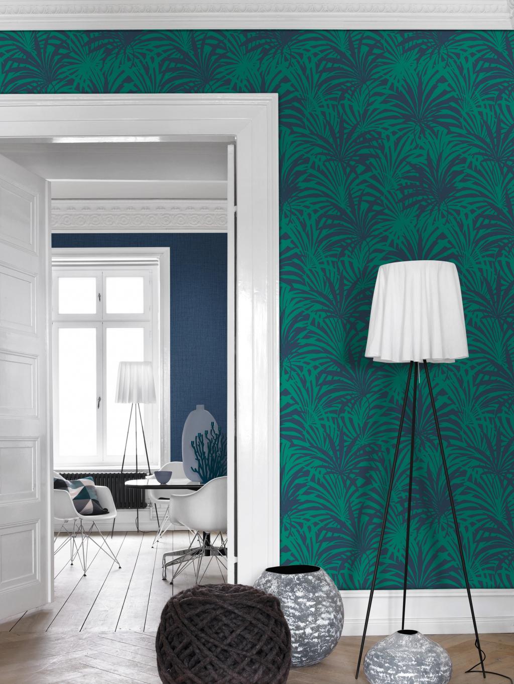 Wohnzimmer mit grüner Rasch-Vliestapete aus der Kollektion "Vanity Fair II"