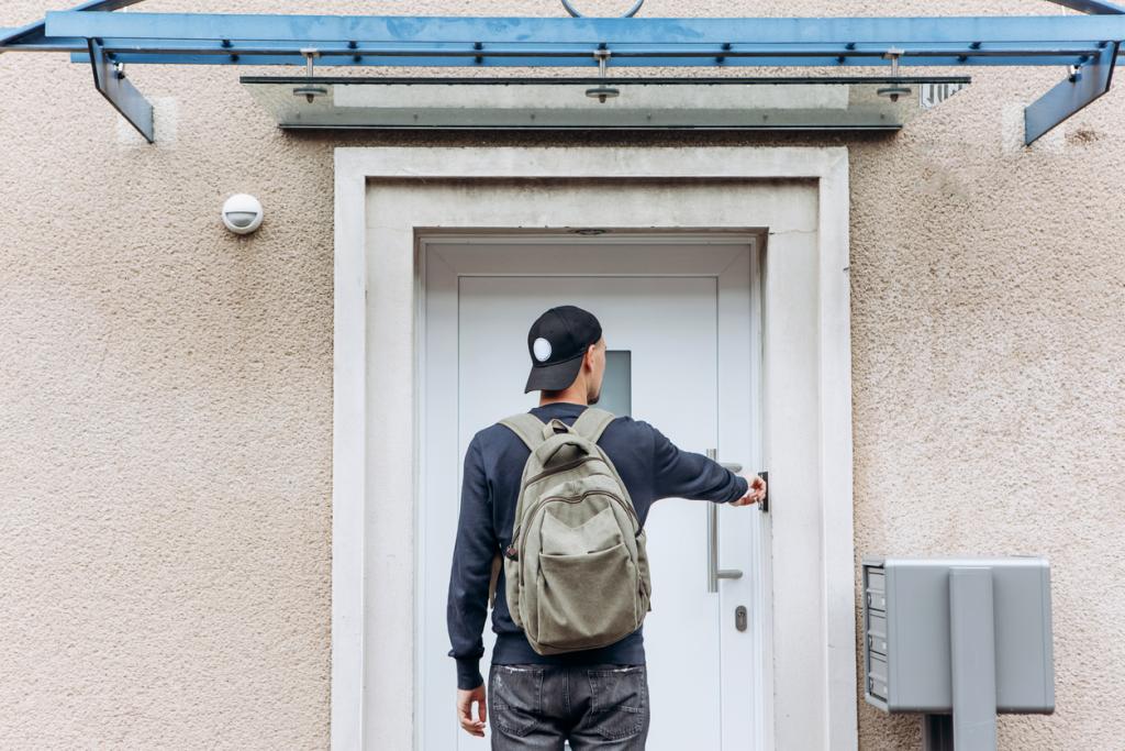 Junger Mann klingelt an Wohnung