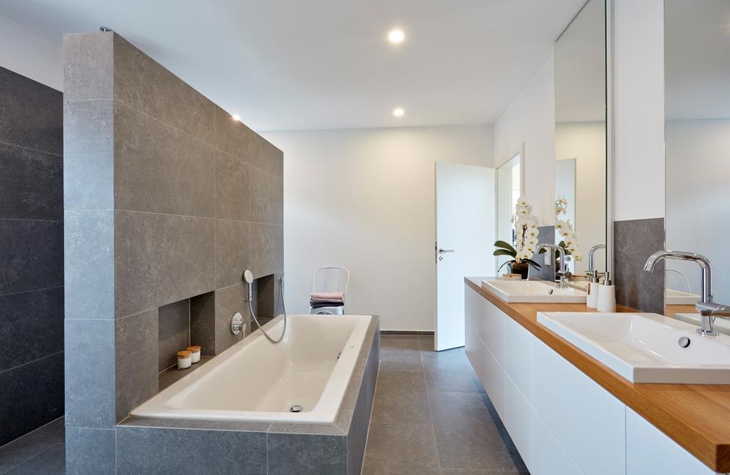 Modernes Badezimmer mit schiefergrauen Feinsteinzeugplatten.