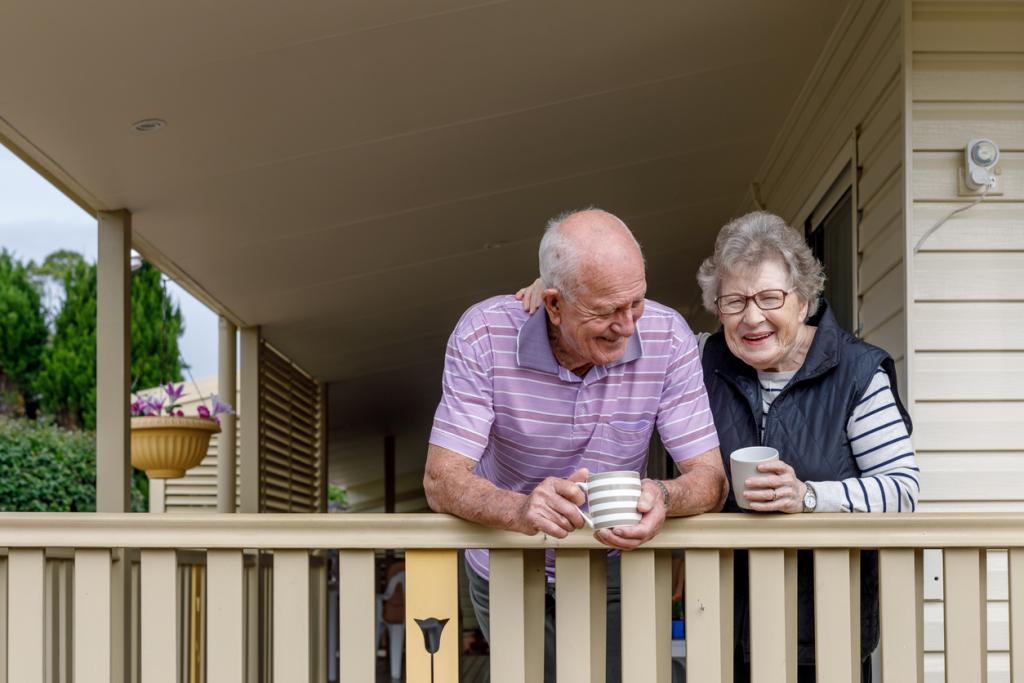 Älteres Paar auf Veranda mit Tassen
