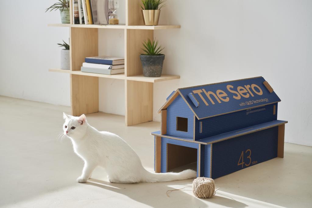 Ein aus Verpackungsmaterial gebautes Katzenhaus