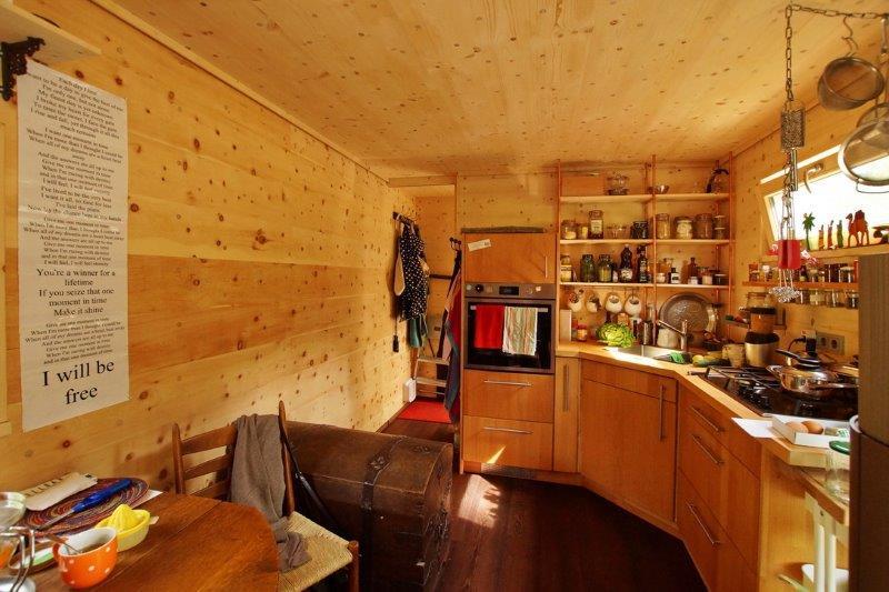 Eingerichtete Küche im Tiny House