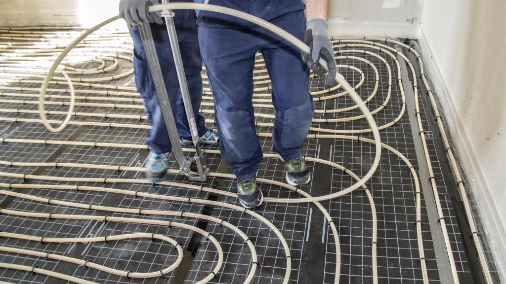 Handwerker installieren Fußbodenheizung