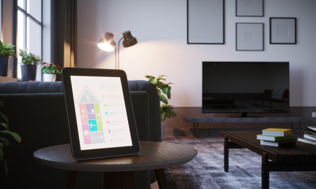 Tablete mit Smart Home App steht auf einem Tisch in einem Wohnzimmer.