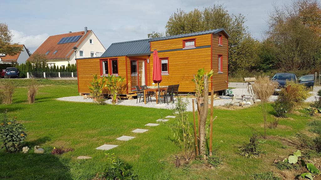Tiny House auf einem Baugrundstück in einer Einfamilienhaussiedlung