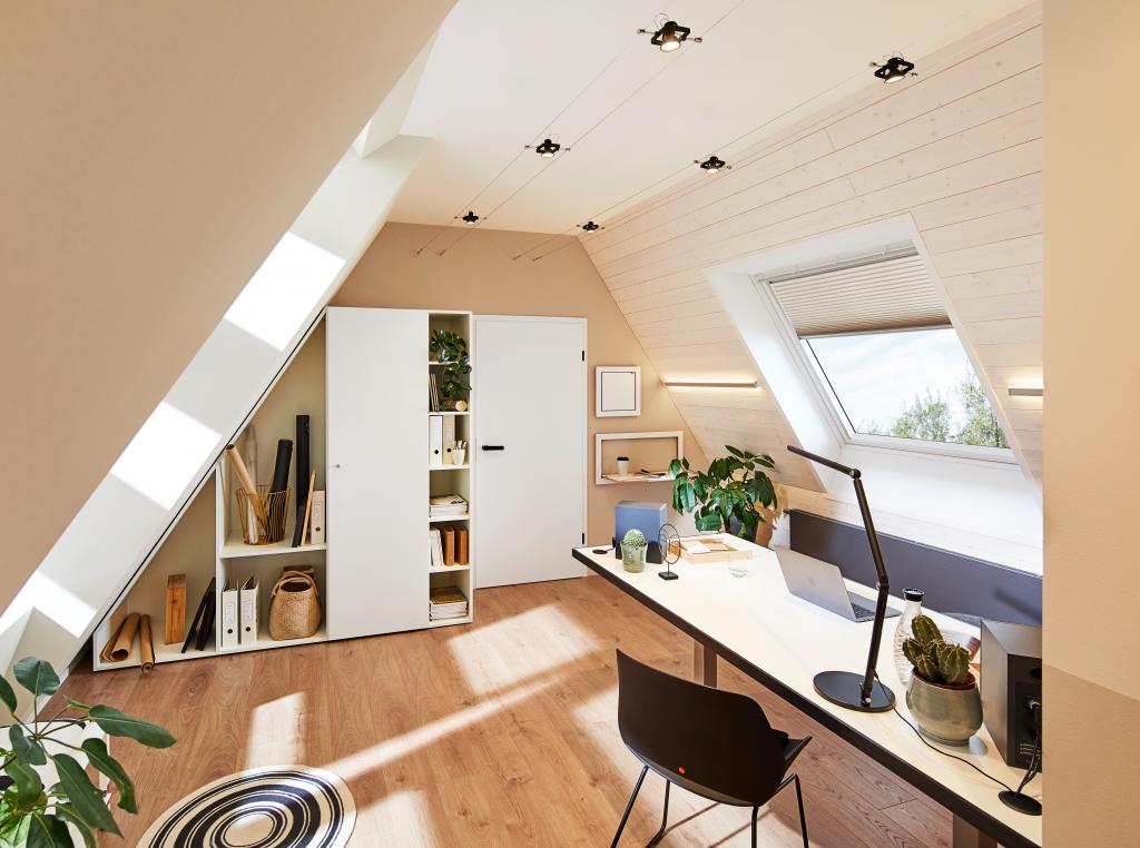 Home Office unter dem Dach: Komplett eingerichtetes Arbeitszimmer unter Dachschrägen