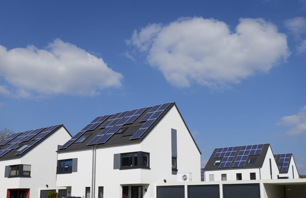 Häuser mit Photovoltaik-Anlagen auf Dach