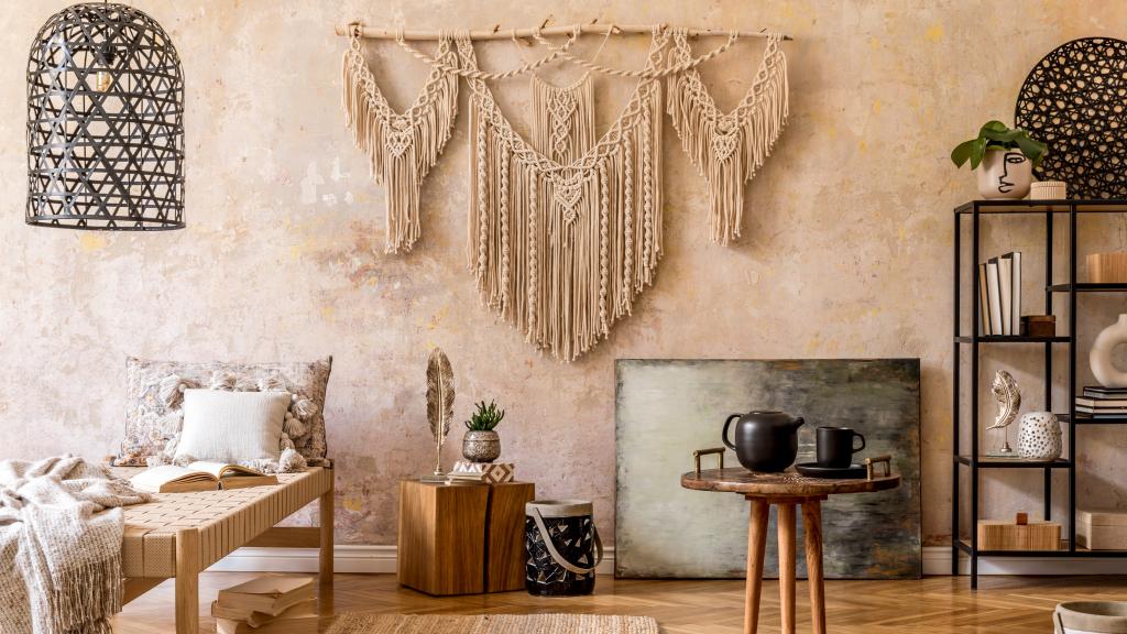 Einrichtung mit Boho-Möbeln und Accessoires