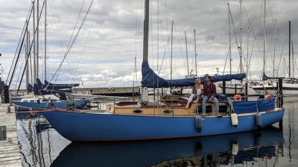 Paar sitzend auf Hausboot