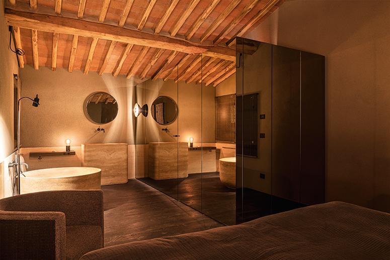 Best of Interior Award 2020: Anerkennung Casa Morelle, Ansicht des Schlafzimmer mit integriertem Bad.