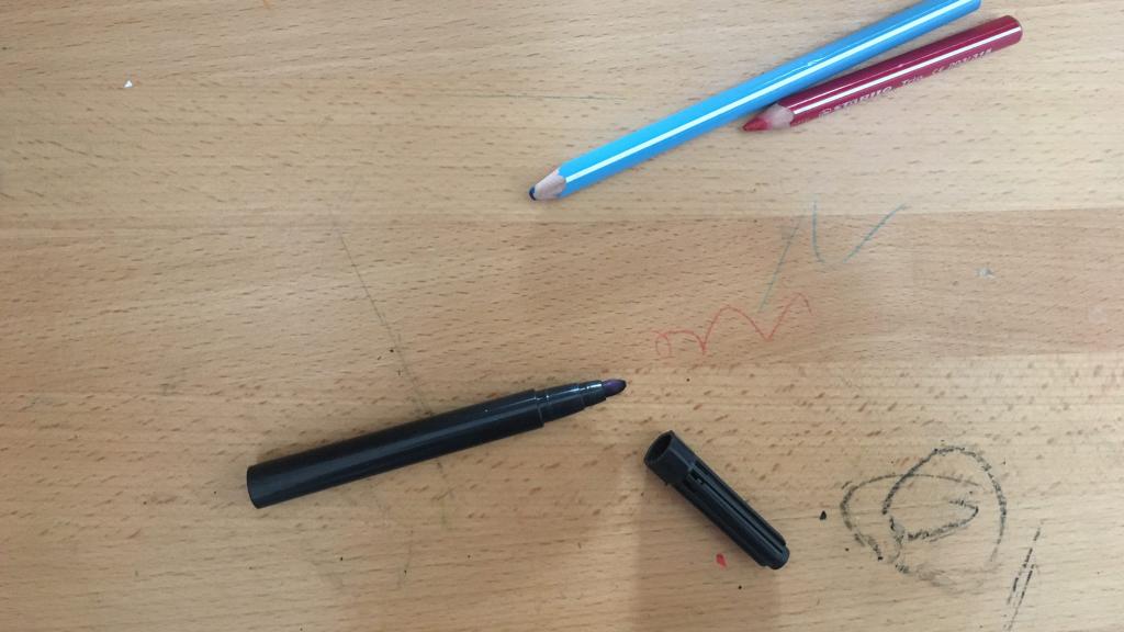 Buntstiftkritzelei auf Holzfurnier