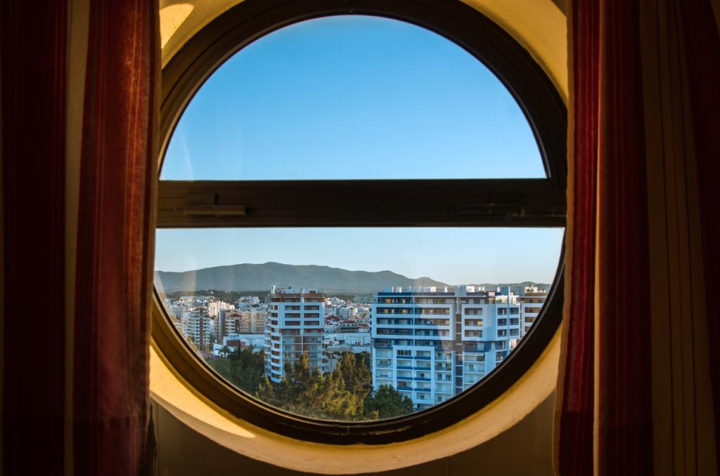 Blick inBlick auf die Stadt aus einem runden Fenster