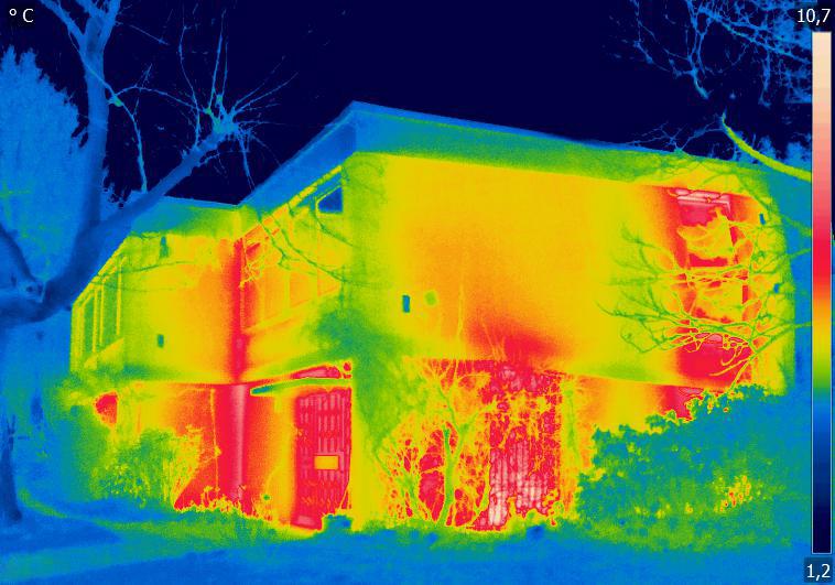 Thermografische Aufnahme eines Hauses.