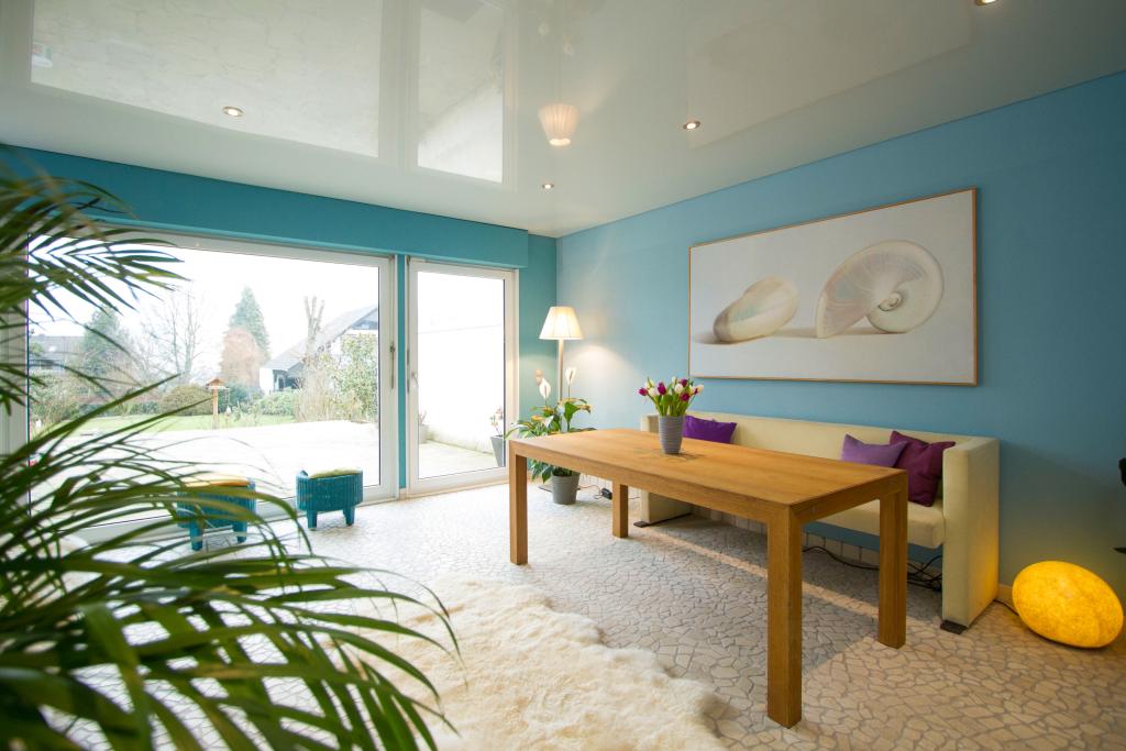 Wohnzimmer mit eingezogener Spanndecke