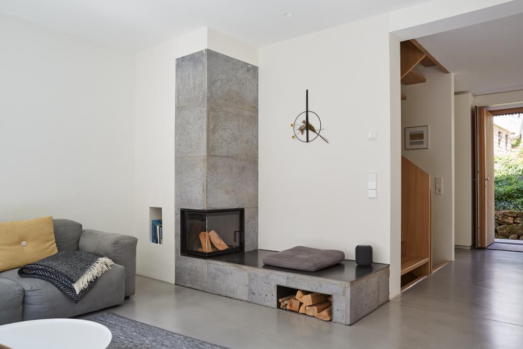 Modernes Wohnzimmer mit Kamin.