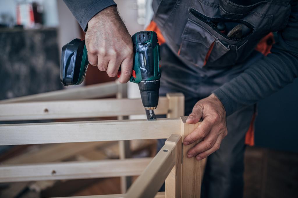 Mann bohrt mit Akku-Bohrer in Holz