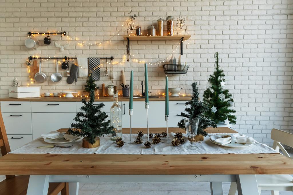 Weihnachtlich dekorierter Küchenbereich