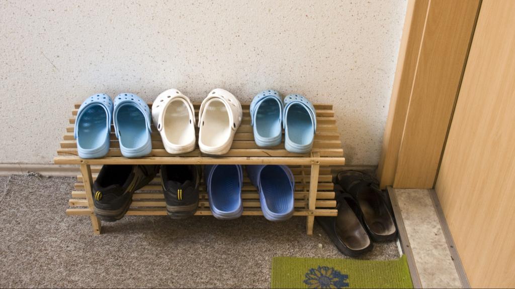 Schuhe im Treppenhaus auf Schuhregal
