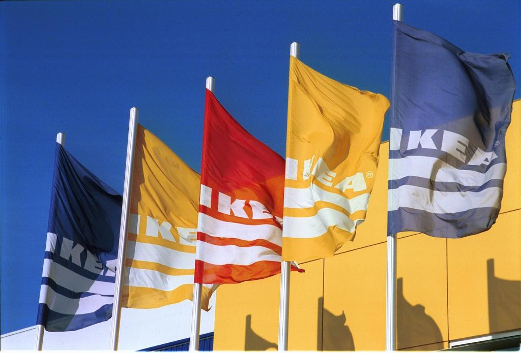 Ikea Flaggen vor Möbelhaus