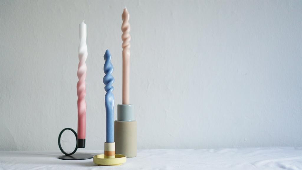 DIY-Trend Gedrehte Kerzen auf Tisch