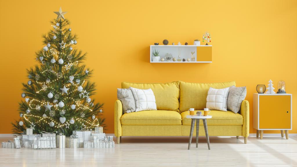Weihnachtsbaum vor gelber Wohnzimmerwand