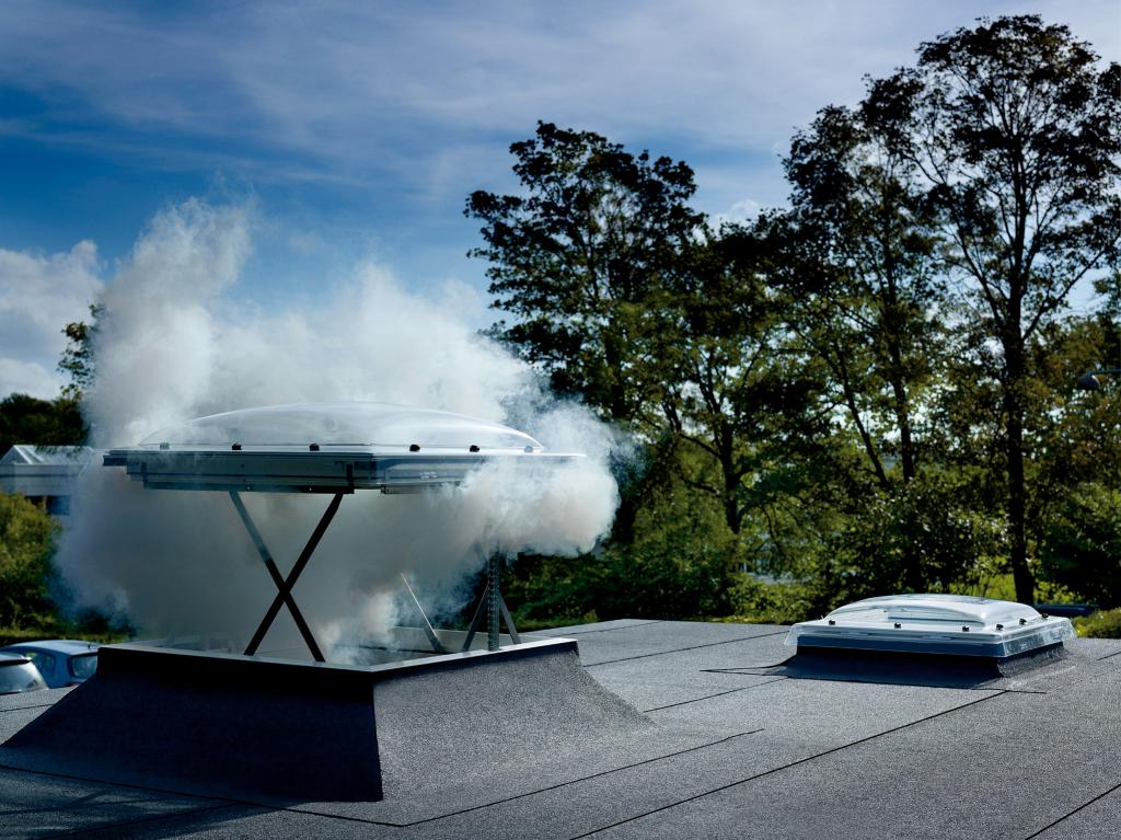 Rauch- und Wärmeabzugsfenster (RWA) auf einem Flachdach.