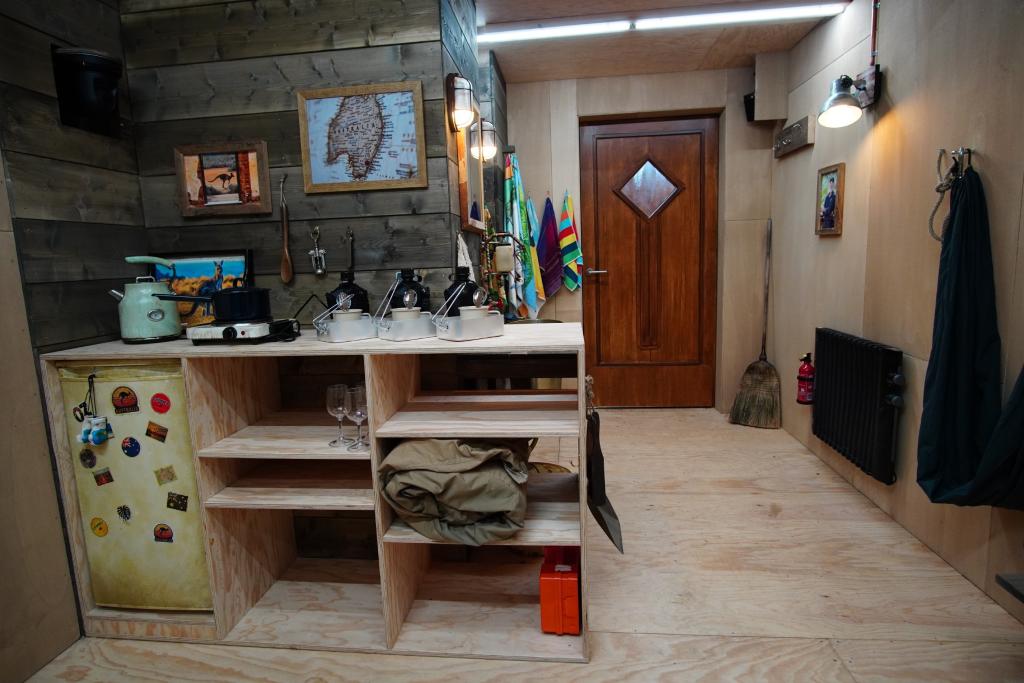 "Ich bin ein Star - Die große Dschungelshow": Eingangsbereich und Küche vom Tiny House.