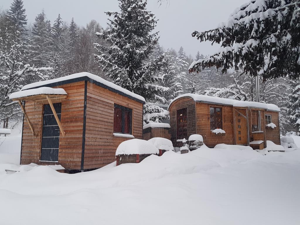 Bauwagen im Tiny House Village bei Schnee