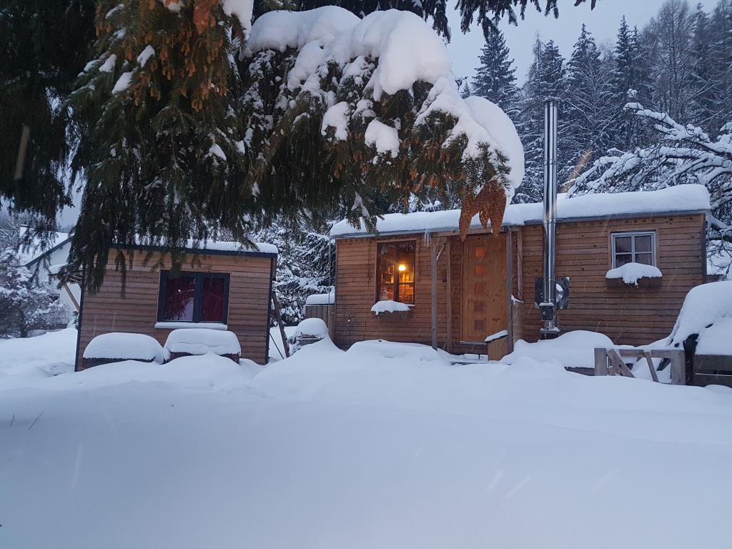 Tiny House Village bei Schnee.