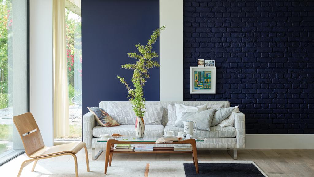 Wohnzimmer mit blauer Wandfarbe von Farrow & Ball