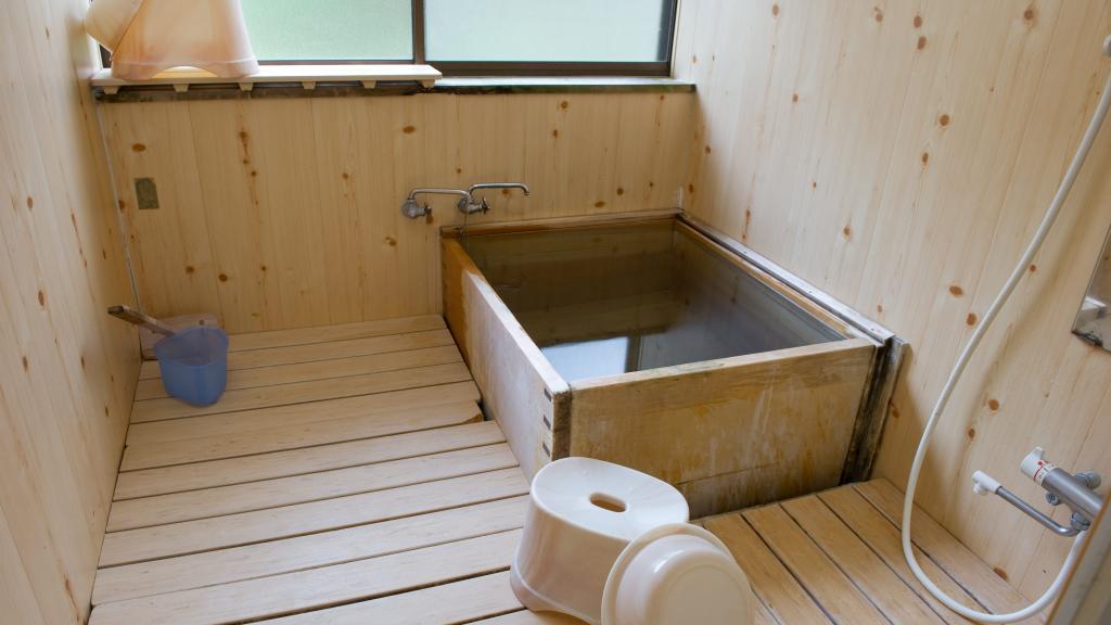 Japanische Badewanne Ofuro mit Holzverkleidung