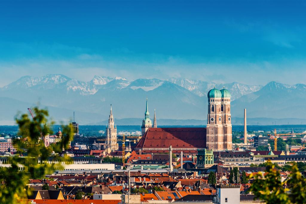 Blick über München auf die Alpen