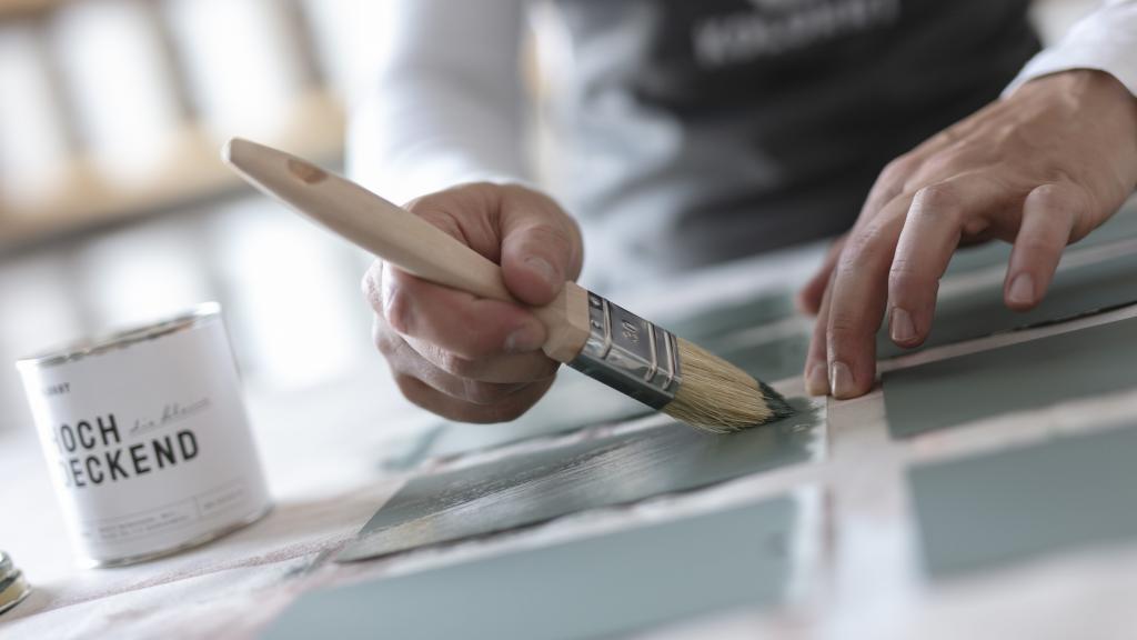 Farbkartenmuster werden bei "Kolorat" von Hand gestrichen