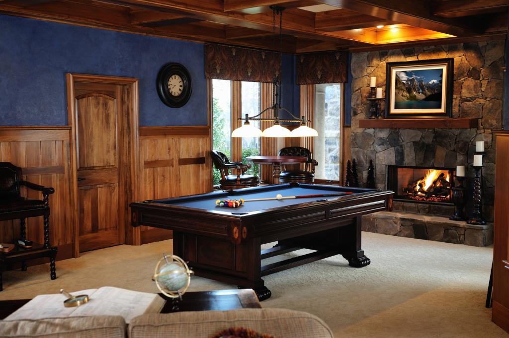 Man Cave: Holzvertäfelter Raum it Billardtisch und Kamin.