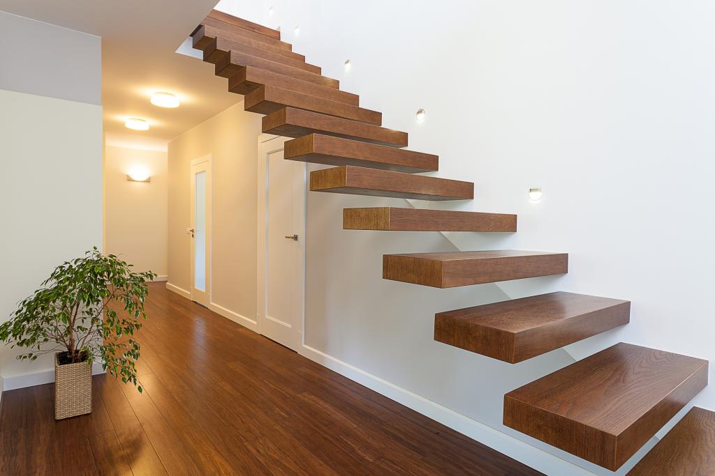 Freitragende Treppe mit Wandanker aus Holz
