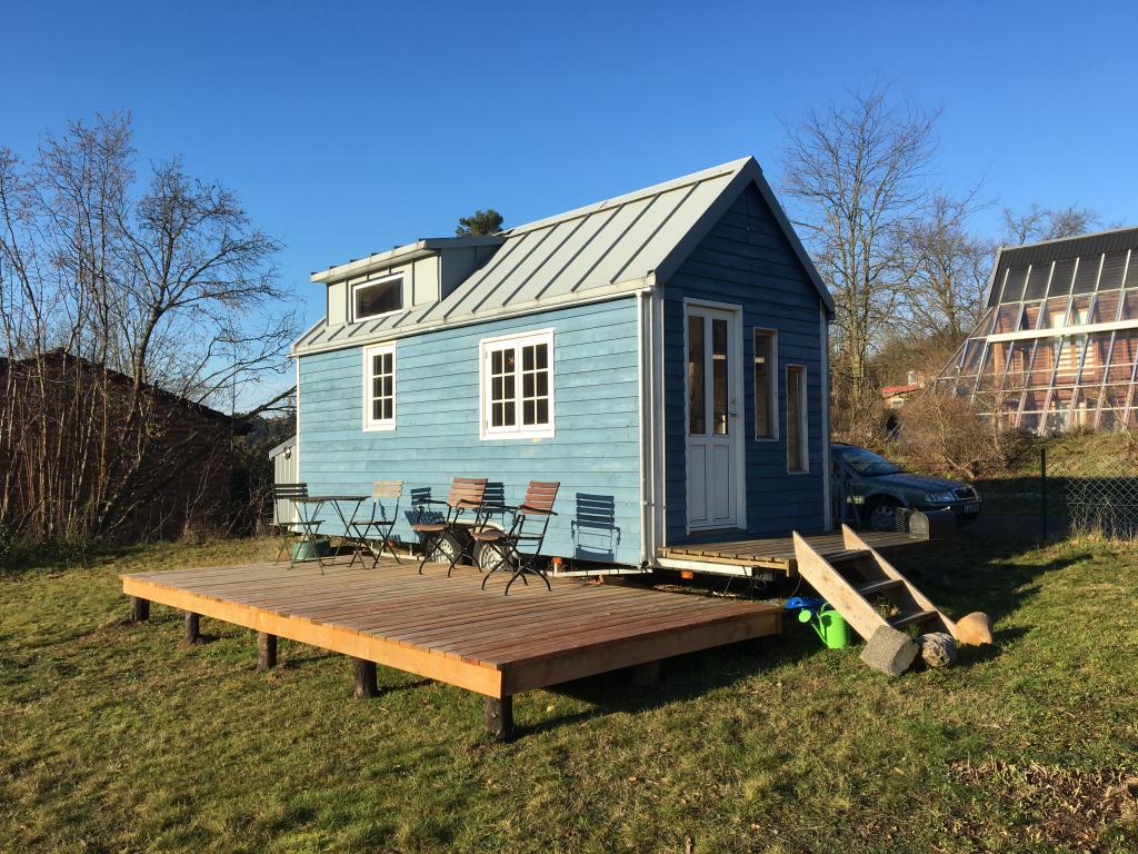 Blaues Tiny House von außen