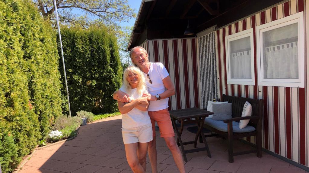 Heike und Erik vor ihrem Tiny House