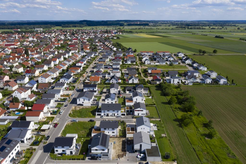 Blick aus der Luft auf ein Wohngebiet in Deutschland