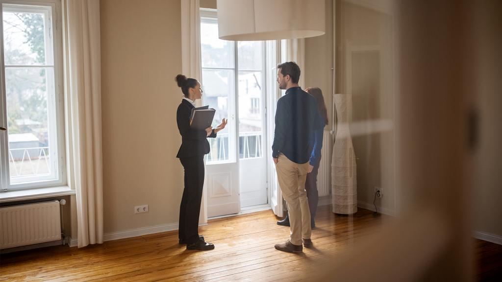 Paar besichtigt Haus oder Wohnung mit Immobilienmakler