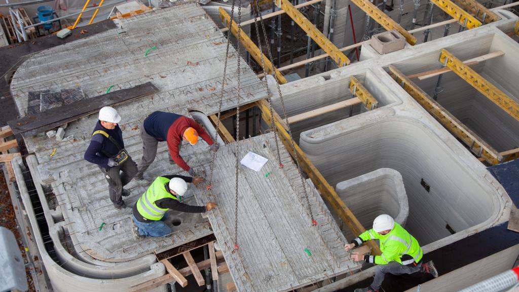 Bauarbeiter platzieren Elemente einer Fertigdecke.