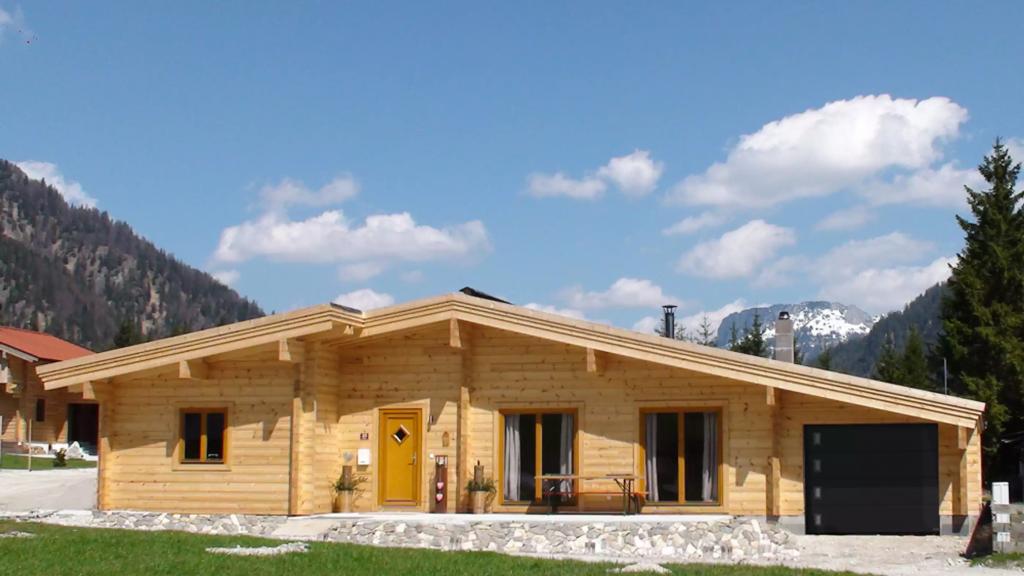 Holzhaus als Fertighaus: Alpen Blockhaus Chalet 201 von Finnscania.