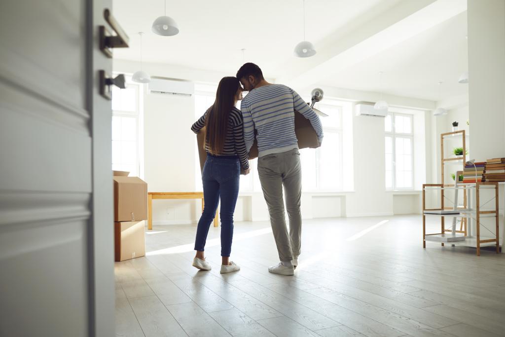 Junges Paar von hinten in seiner neuen Wohnung