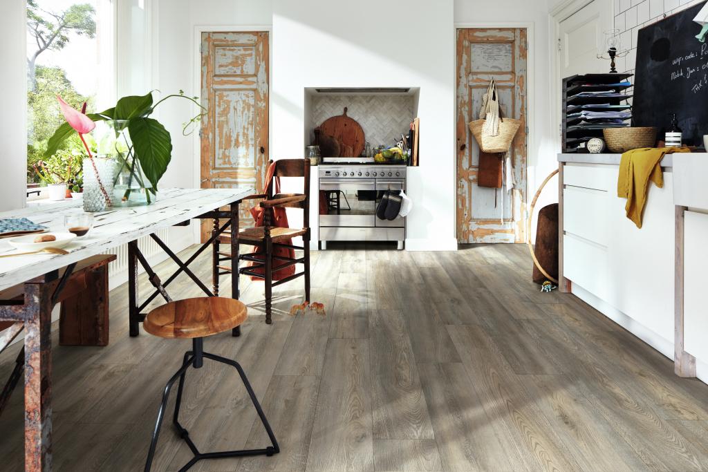 Designboden in Holzoptik in einer Küche.